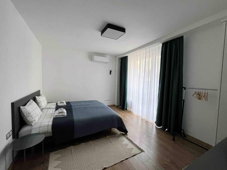 Modern Center 2 Bedroom Apartment *
